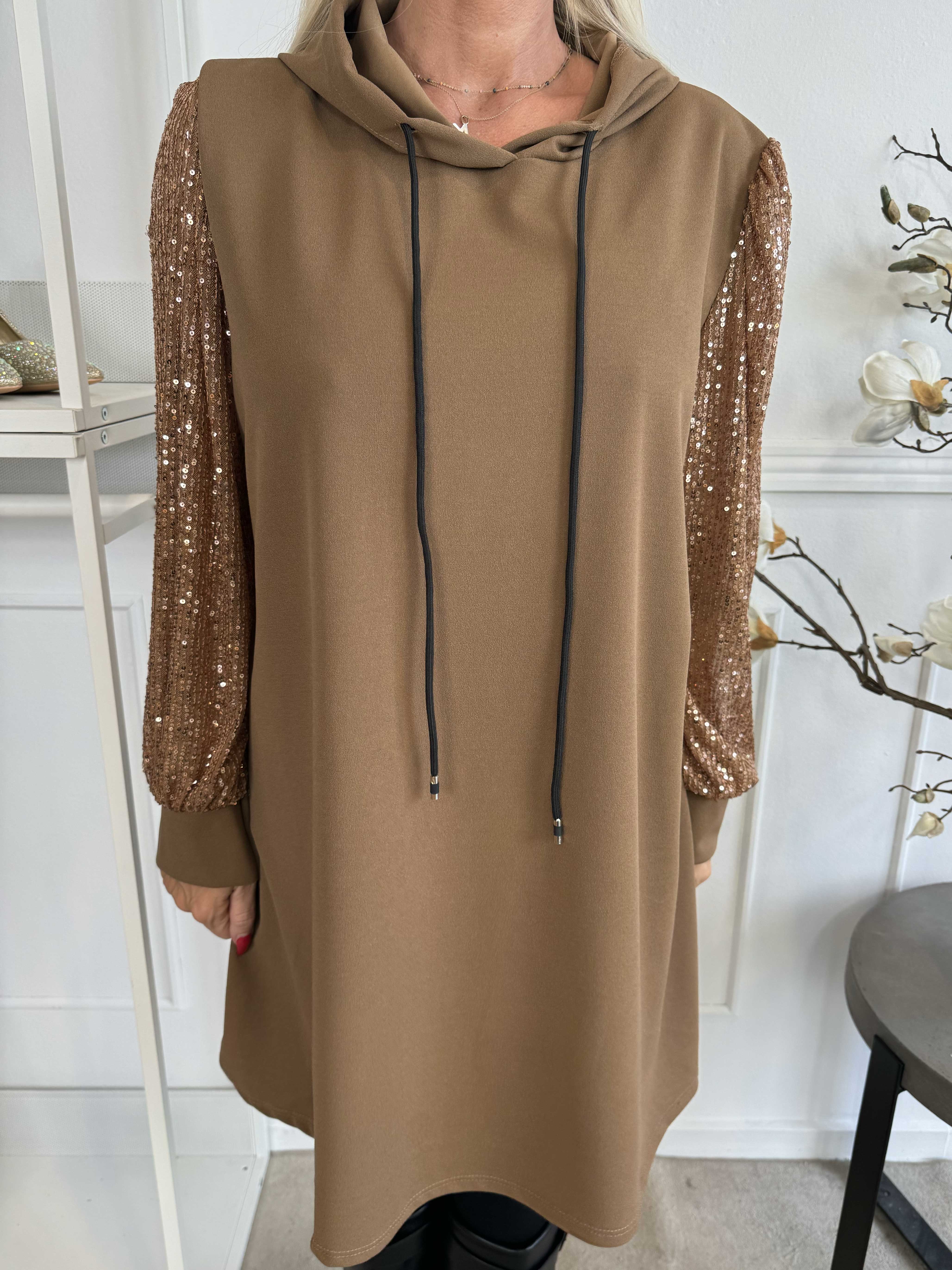 Adara - Ensfarvet hoodiekjole med pailletærmer